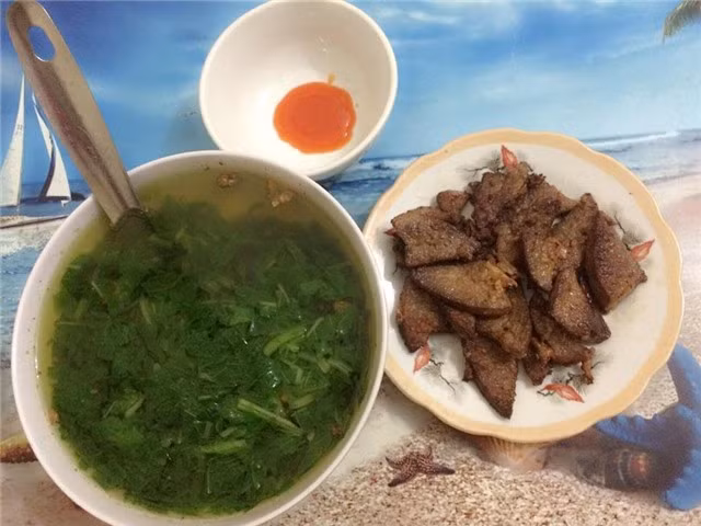 Mới đây, nữ sinh Công nghiệp có tên Nguyễn Đặng Phương Anh đã có hẳn một album ảnh để ghi lại từng bữa cơm thời sinh viên thời bão giá gây xôn xao dân mạng.