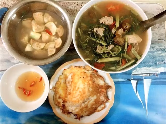 Nguyễn Đặng Phương Anh, hiện đang là sinh viên năm thứ 3 Đại học Công nghiệp Hà Nội, bữa ăn mà cô bạn quê Quảng Ninh này khiến dân mạng bất ngờ chỉ không quá 25.000 đồng.