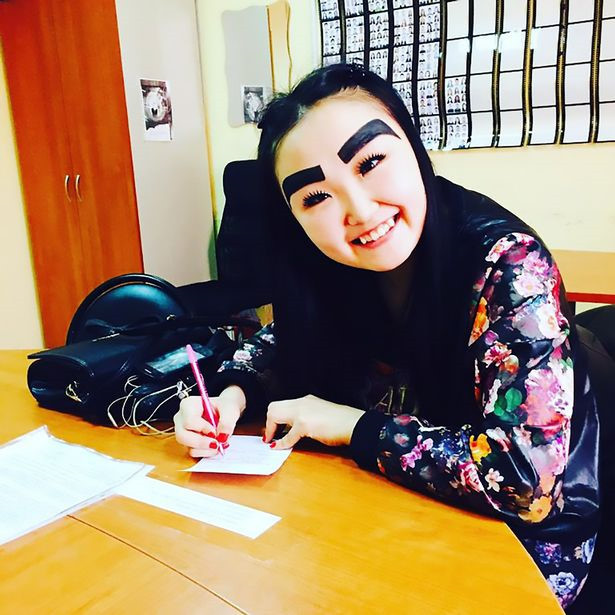 Cụ thể bộ lông mày quái đản của Anzhelika Protodyakonova to và dài gần kín trán. Thậm chí, nhiều lúc cô gái này còn "vui tay" nối liền cả hai bên lông mày với nhau.