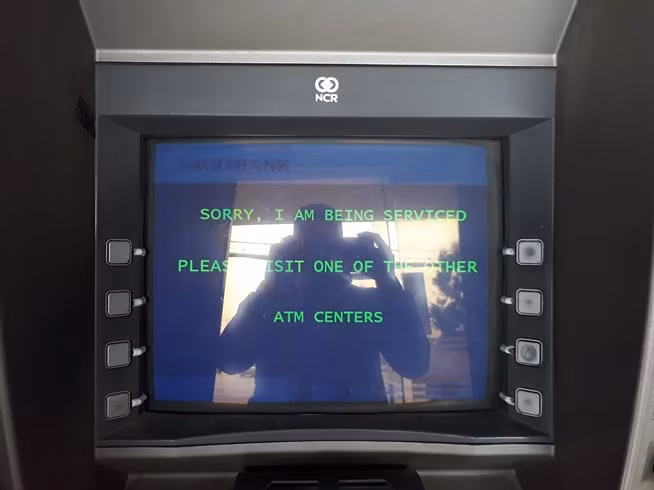 Đáng chú ý, tại chi nhánh Agribank trên đường Trần Đăng Ninh có tới 4 cây ATM, nhưng tất cả đều "chết lâm sàng". Một máy báo lỗi, ba máy còn lại đã hết tiền, không thể phục vụ khách hàng.