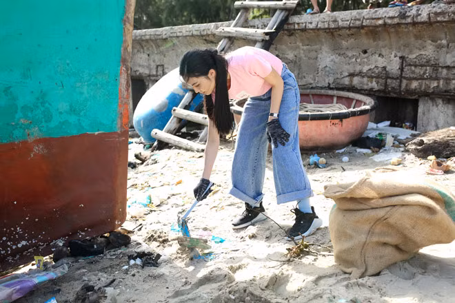 Cô luôn nỗ lực tổ chức và đồng hành cùng nhiều dự án sống xanh, điển hình là mô hình kinh doanh cây xanh hay chung tay dọn rác biển.