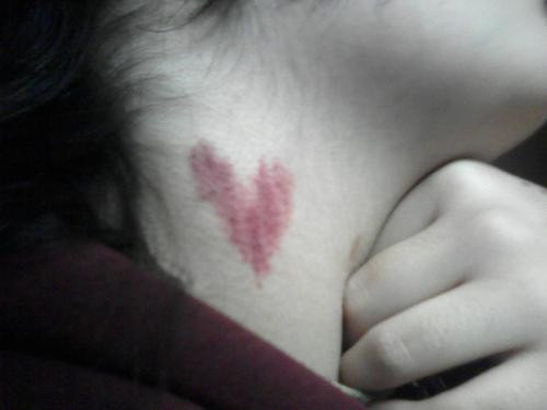 Hình ảnh hôn kiểu Hickey Kiss hình trái tim của một thành viên trên mạng xã hội. Ảnh: Facebook.