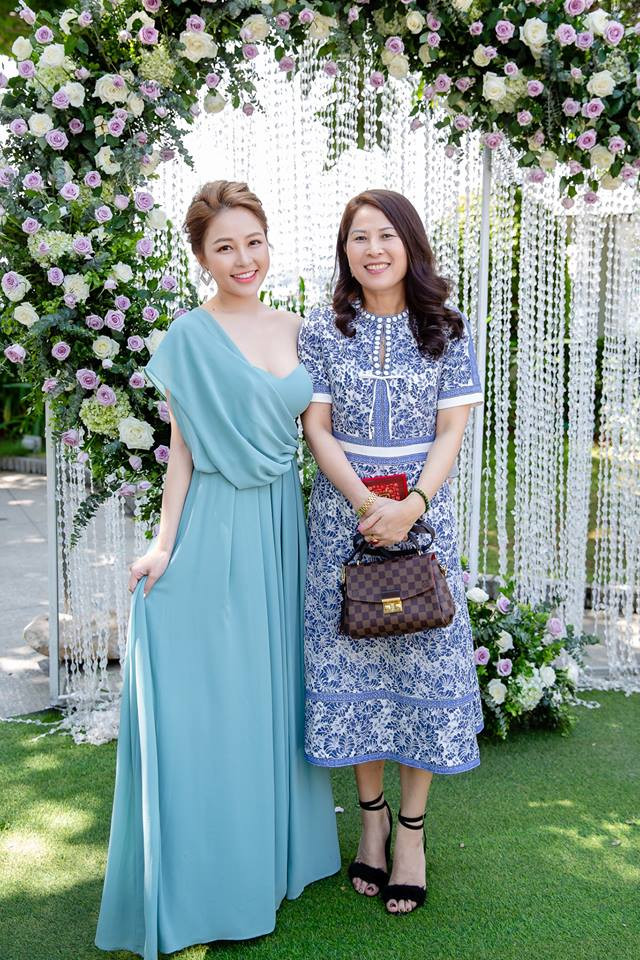 Trâm Anh là con gái thứ hai trong một gia đình có 3 anh chị em. Cô có chị gái lớn đang kinh doanh và một em trai nhỏ. Trâm Anh và chị gái đều bén duyên kinh doanh từ sớm nhờ quan sát cách mẹ làm việc từ lúc nhỏ.