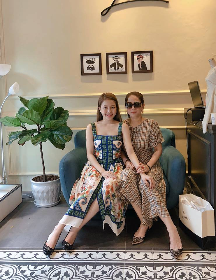 Mẹ hot girl Trâm Anh cũng rất biết cách ăn mặc và phong thái thời trang khiến nhiều người bỏ qua với độ tuổi 48 của bà.