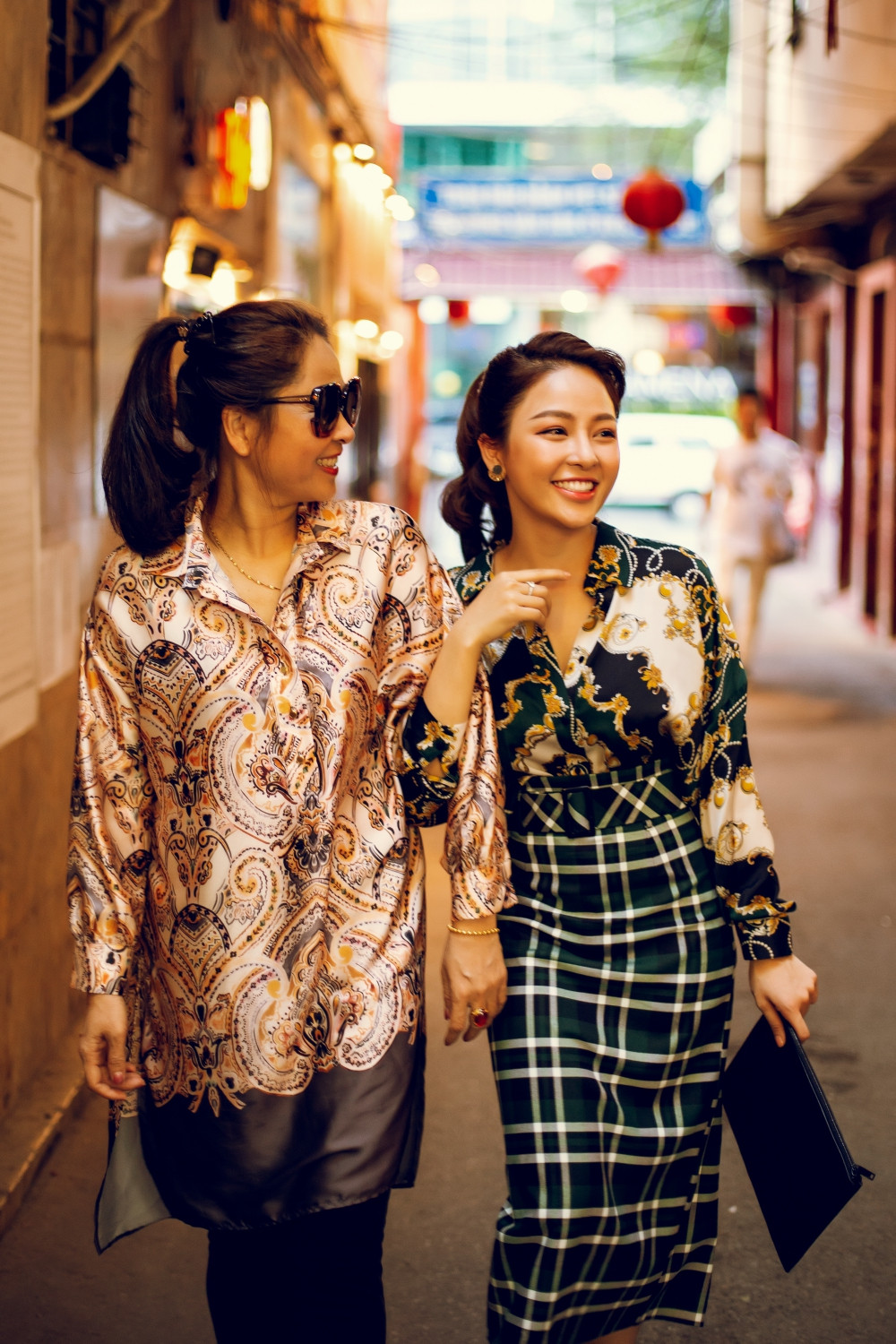 Trong những bức ảnh của hot girl World Cup Trâm Anh cùng mẹ, nhiều dân mạng thấy rằng nhan sắc của người phụ này chẳng thua kém cô con gái nổi tiếng.