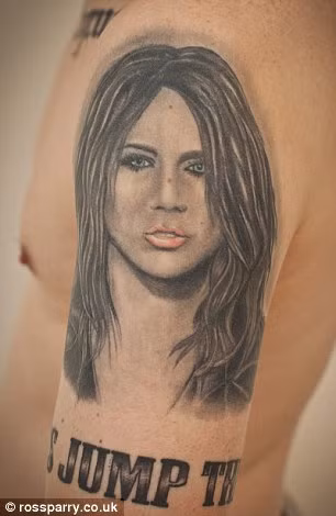 Carl đăng tải hình ảnh xăm mình bao gồm gương mặt cùng tên các bài hát, lời ca khúc của Miley Cyrus lên mạng xã hội. Những chia sẻ này được hơn 2.225 người theo dõi trên mạng xã hội. Ảnh: Rossparry.co.uk