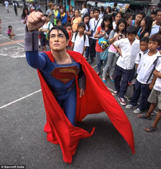 Herbert bắt đầu thực hiện các cuộc phẫu thuật chuyển đổi từ năm 1995. Anh làm việc với các bác sĩ với mong muốn có ngoại hình giống hệt nhân vật này. Hành động của Herbert không những tiêu tốn một khoản tiền lớn mà khiến anh đứng trước nguy cơ giảm tuổi thọ.