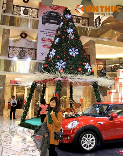 Không chỉ có những cây thông ngoài trời được trang trí mà tại những trung tâm thương mại có sảnh lớn. Những cây thông trong nhà độc đáo cũng được trang hoàng hết sức lấp lánh.