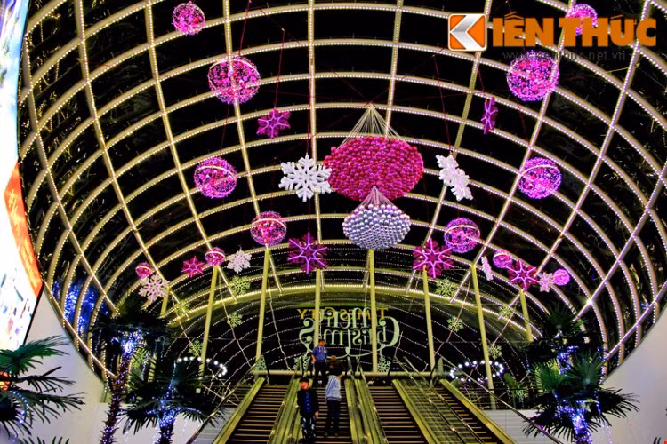 Trần của các điểm vui chơi giải trí đã được lắp những quả cầu trang trí hết sức lung linh.