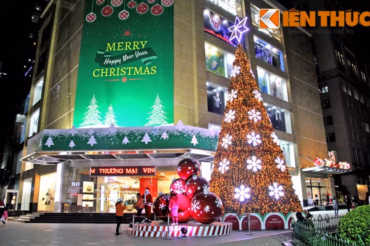 Tại các trung tâm thương mại lớn, nhiều cây thông Noel khổng lồ đã được dựng lên và trang trí hết sức màu sắc để cho các bạn trẻ tha hồ chụp ảnh tự sướng ở đây.