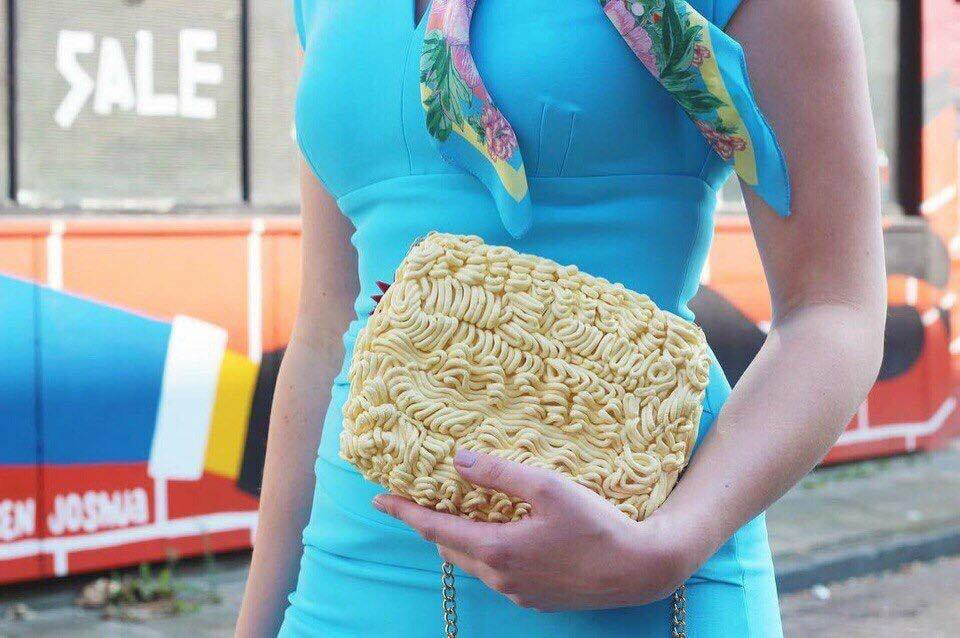 Mới đây, một sản phẩm thời trang tiếp tục khiến Internet, mà cụ thể là chị em phụ nữ phát mê: Ví mì ăn liền, là cái ví trông giống hệt vắt mì ăn liền.