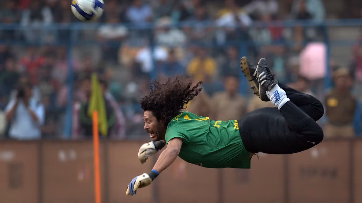 Những thủ môn Nam Mỹ luôn được biết đến với phong cách ngẫu hứng, nhưng Rene Higuita đã đưa nó lên đến tầm nghệ thuật với pha xử lý kiểu bọ cạp của mình trong trận đấu với tuyển Anh vào năm 1995. Ảnh: AP, Goal, Getty...