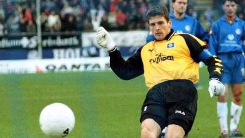 Bóng đá thế giới từng chứng kiến nhiều thủ môn kiêm chuyên gia đá penalty, và Hans Jorg Butt là một trong số đó. Thủ môn từng chơi cho Hamburg, Leverkusen và Bayern Munich đã ghi được 32 bàn trong sự nghiệp thi đấu, tất cả đều từ chấm 11m.