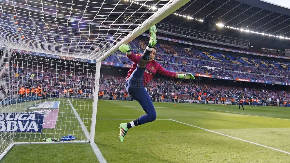 Mới đây, thủ môn Claudio Bravo khiến nhiều NHM phải bất ngờ khi thực hiện pha khởi động tung chân chạm xà ngang của khung thành. Chưa dừng lại ở đó, theo số liệu thống kê, thủ thành người Chile đã đạt tỷ lệ chuyền thành công 100% ở 5 trận đấu trong mùa giải năm trước tại La Liga. Con số ấn tượng ấy là nguyên nhân khiến Pep Guardiola muốn có được anh tại Man City.