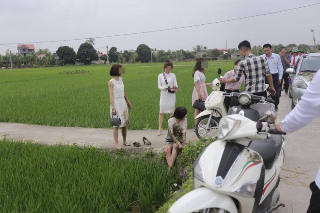 Trước tình cảnh này, nhiều người tham dự đám cưới cũng đã dừng xe lại để giúp đỡ họ. Được biết, những bức ảnh chụp tại huyện Thanh Hà (Hải Dương).