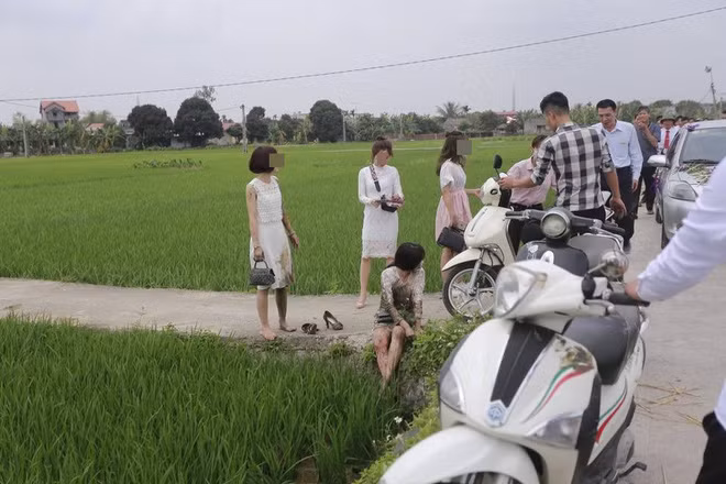 Trước tình cảnh này, nhiều người tham dự đám cưới cũng đã dừng xe lại để giúp đỡ họ. Được biết, những bức ảnh chụp tại huyện Thanh Hà (Hải Dương).