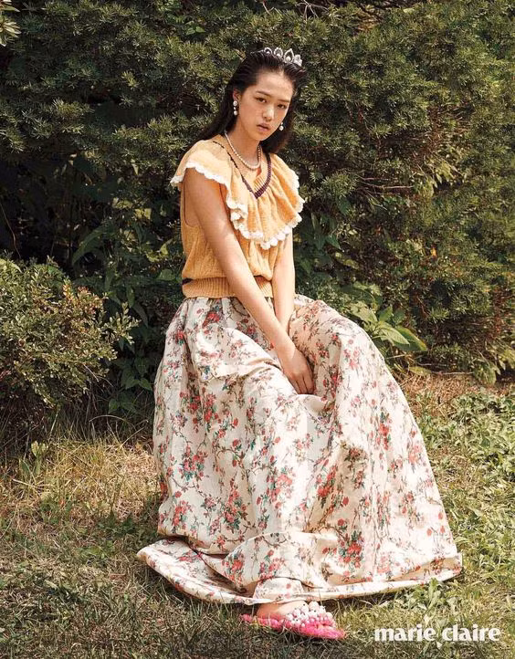 Trong những ngày vừa qua, trên hàng loạt trang mạng xã hội như Facebook hay Instagram những bức ảnh của người mẫu 16 tuổi Hàn Quốc có vẻ đẹp lạ khiến dân mạng một phen nhốn nháo và mải miết ngắm nhìn.