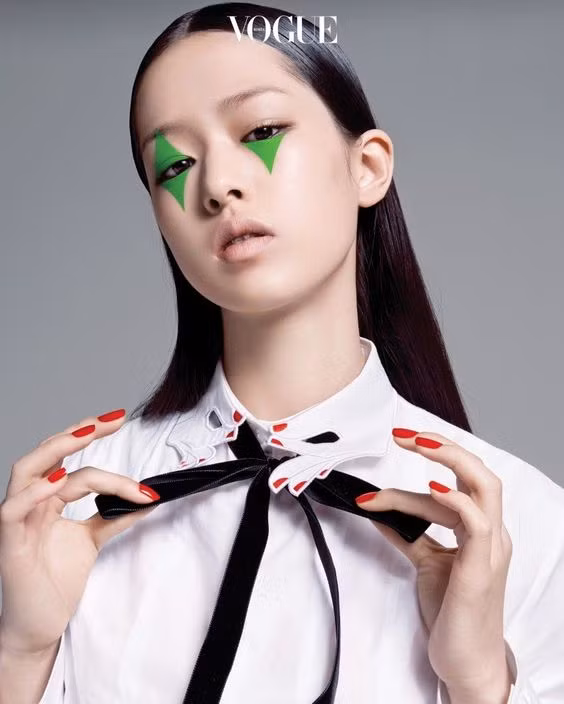 Han Sung Min ngoài đời là một cô bé học sinh xinh xắn nhưng khi bước lên sàn diễn cô thực sự lột xác để trở thành một người mẫu cực chuyên nghiệp với những động tác dứt khoát.