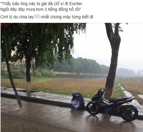 Chàng trai đau khổ ngồi dưới mưa khi bị bạn gái "đá" vì đi xe xấu. Ảnh chụp màn hình.