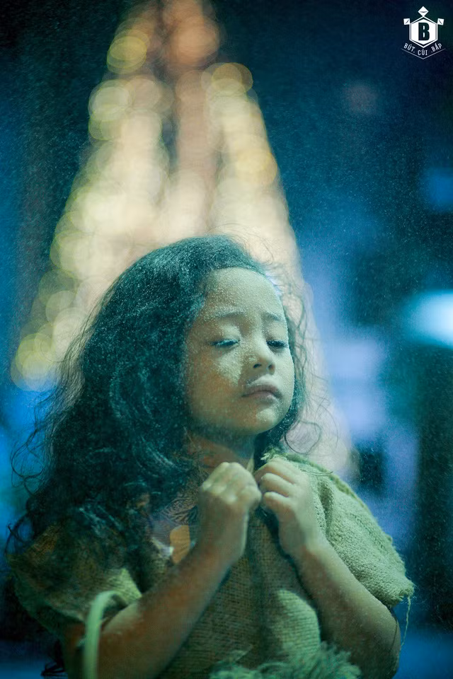 Nhưng có 1 cô bé bán diêm số phận bất hạnh, trong đêm giá rét, tuyết phủ trắng làn mi vẫn phải ra ngoài bán diêm. Cô không được sưởi ấm thân hình bé bỏng, và tâm hồn cô từ trong tim đã lạnh ngắt.