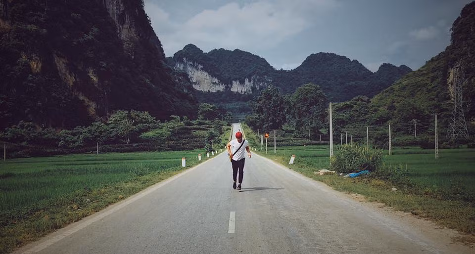 Nếu không muốn trở lại với những địa điểm quá quen thuộc ở Cao Bằng, bạn có thể tìm tới địa điểm được gọi là "tuyệt tình cốc" mới đó là Thác Nặm Trá. Đây là một thung lũng riêng biệt, cách trung tâm thành phố khoảng 50 km.