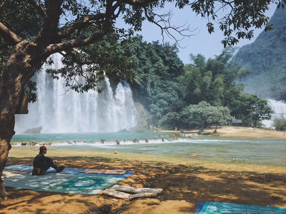  Cao Bằng vốn dĩ đã đẹp và hùng vĩ đến vô cùng vô tận, nhưng dường như sau khi xuất hiện trong MV mới của Bích Phương thì vùng đất này càng trở nên hot hơn bao giờ hết với những tín đồ du lịch. Ảnh trong bài: Ivivu.