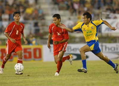  AFF Cup 2007 là lần đầu tiên giải bóng đá vô địch Đông Nam Á được đổi tên và cũng đổi thể thức thi đấu sân nhà, sân khách bắt đầu từ vòng loại trực tiếp. Đây cũng là lần đầu tiên SVĐ QG Mỹ Đình tổ chức trận bán kết AFF Cup tuy nhiên nó lại là ngày không vui cho NHM khi ĐTQG Việt Nam thất thủ trước đại kình địch Thái Lan với tỷ số 2-0.