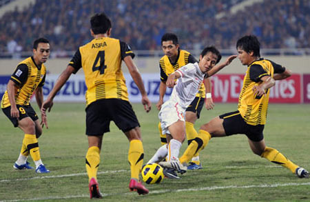 Sau chức vô địch AFF Cup 2008, ĐTQG Việt Nam lại có trận bán kết trên sân nhà và đối thủ lần này là Malaysia. Nhưng đoàn quân của mang ngôi sao đỏ trên ngực không thể có chiến thắng trên sân nhà.