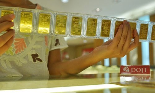 Gia vang hom nay 13/12: The gioi treo cao, trong nuoc giam sau