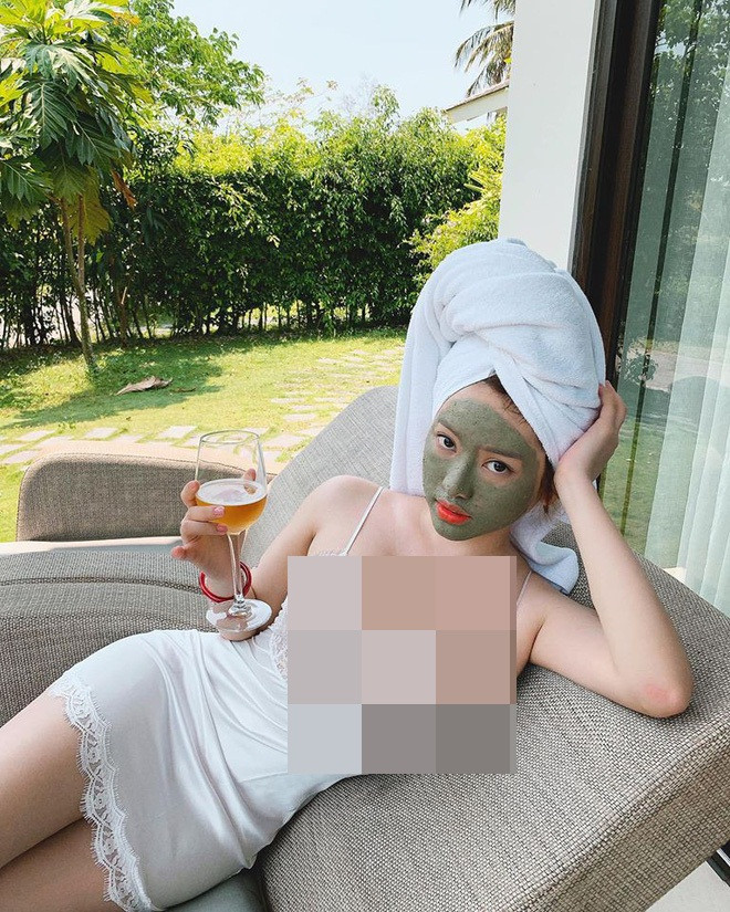 Tuy nhiên, dường như không tự tin với vòng 2 của mình nên Thúy Vi đã sử dụng tới photoshop và không may bị dân mạng soi ra lỗi chỉnh sửa ảnh quá đà.