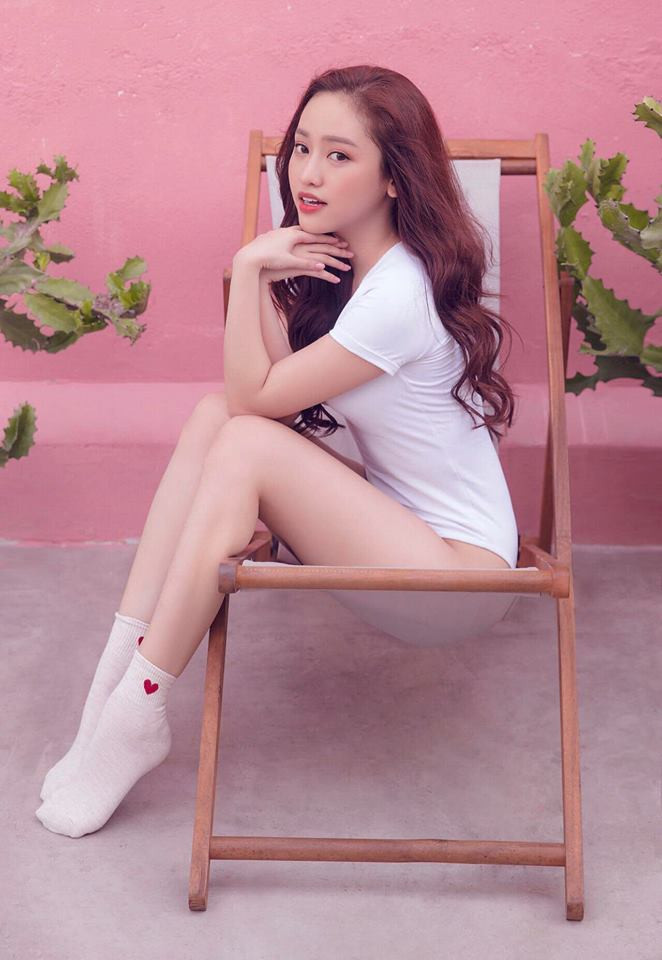 Dù đã nhiều lần bị bắt lỗi vì lạm dụng chỉnh sửa ảnh nhưng Thúy Vi vẫn tự tin khoe ảnh body nóng bỏng. Mới đây, hot girl 9X Cà Mau trở thành gương mặt đại diện, chuyên nhận quảng cáo tất tần tật thể loại thuốc giảm cân trên thị trường.