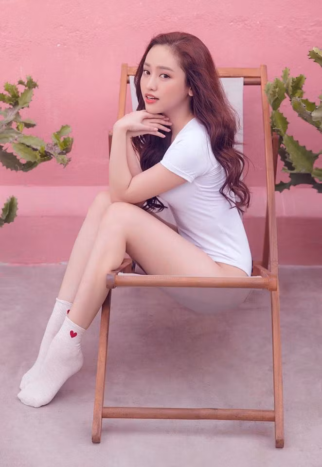 Dù đã nhiều lần bị bắt lỗi vì lạm dụng chỉnh sửa ảnh nhưng Thúy Vi vẫn tự tin khoe ảnh body nóng bỏng. Mới đây, hot girl 9X Cà Mau trở thành gương mặt đại diện, chuyên nhận quảng cáo tất tần tật thể loại thuốc giảm cân trên thị trường.