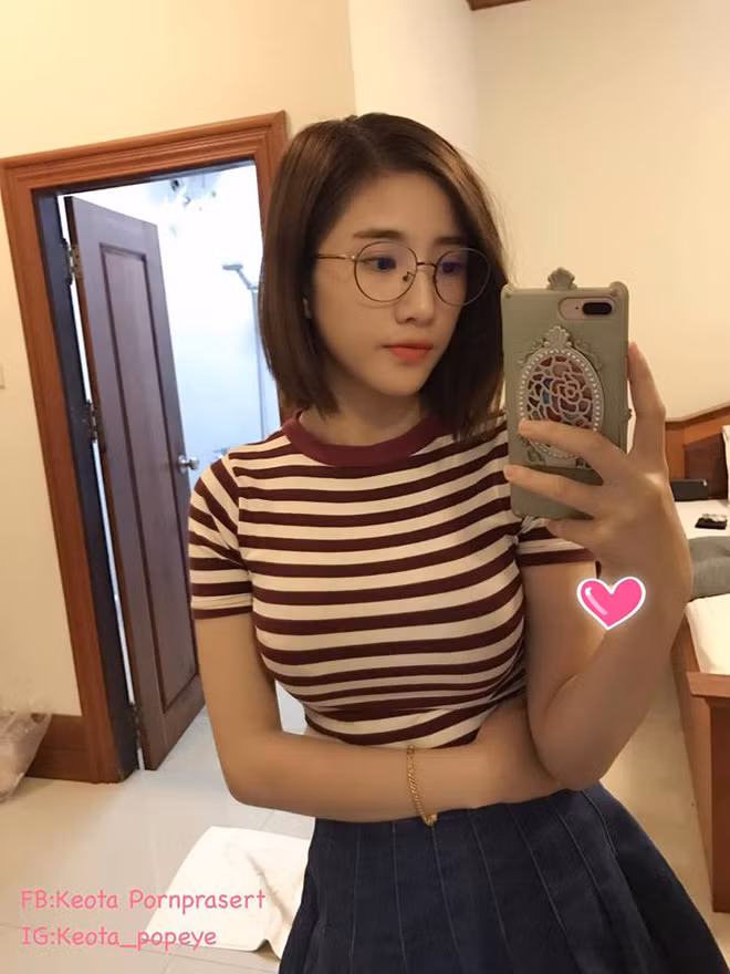 Theo tìm hiểu của dân mạng, cô gái Lào xinh đẹp đang nổi tiếng trong cộng đồng mạng nói trên có tên Keota Pornprasert, 18 tuổi và vừa tốt nghiệp cấp 3 vào cuối tháng trước.