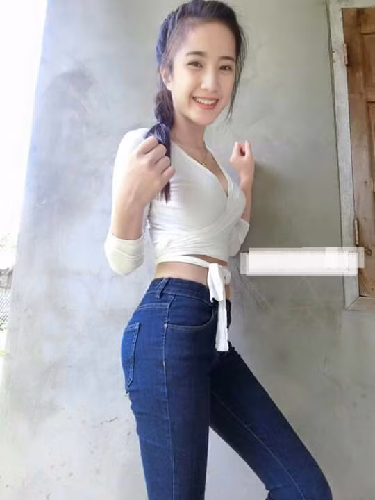 Vừa qua, trên trang tin nổi tiếng Sanook đã đăng tải hình ảnh về một cô gái Lào hiện đang nổi đình nổi đám thu hút rất lớn sự chú ý của cư dân mạng Thái Lan.