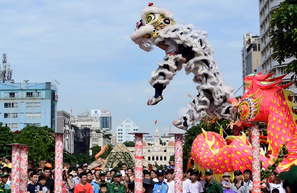 Hoạt động diễn ra từ 7h30 - 21h30 với sự góp mặt của 12 đoàn lân - sư - rồng trên địa bàn thành phố. Các tiết mục biểu diễn của các đoàn đều từng đoạt các giải quốc tế hoặc đạt các kỷ lục Việt Nam như: Lân lên Mai Hoa Thung, Nấc thang vượt bậc, Lân mẫu xuất lân nhi…