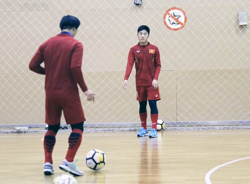 Việc phải tập luyện trong nhà khiến các cầu thủ gặp rất nhiều bất lợi.