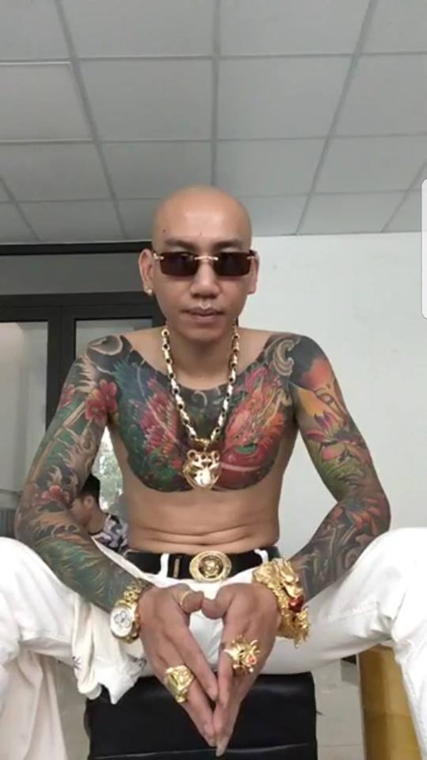 Trên MXH ngoài những lúc rảnh rỗi quay livestream, PHú Lê còn thể hiện khả năng đàn hát. Nhiều người còn gọi anh chàng xăm trổ đầy mình này là "Người đeo nhiều vàng nhất Việt Nam".