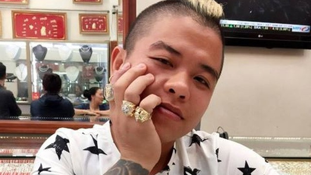 Dương Minh Tuyền được mãn hạn tù sớm. Gần đây, người này lại gây xôn xao vì được đông đảo em nhỏ chào đón nhiệt liệt khi đến Hưng Yên “trợ giúp nữ sinh lớp 9 trong vụ bị năm bạn học lột quần áo, đánh đập tại trường”.