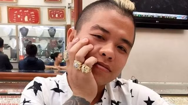 Dương Minh Tuyền được mãn hạn tù sớm. Gần đây, người này lại gây xôn xao vì được đông đảo em nhỏ chào đón nhiệt liệt khi đến Hưng Yên “trợ giúp nữ sinh lớp 9 trong vụ bị năm bạn học lột quần áo, đánh đập tại trường”.