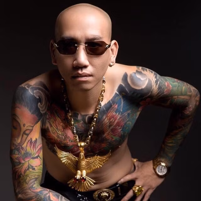 Thời gian qua, Phú Lê là một trong những cái tên khá hot trên MXH khi cho ra mắt bộ phim Chạm Mặt Giang Hồ. Nhìn vẻ ngoài ngầu của anh chàng này, nhiều người nghĩ anh ta là giang hồ nhưng không phải. Phú là 1 doanh nhân, chủ sở hữu công ty TNHH XNK Thiên Phú.