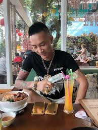 Các video anh ta đưa lên mạng cũng chủ yếu liên quan tới hoạt động đòi nợ thuê, cho vay nặng lãi, đe dọa người vay tiền bằng các lời lẽ chửi bới, thô tục. "Giang hồ mạng" này nhiều lần phải đối mặt với công an, bị bắt vì vi phạm pháp luật.