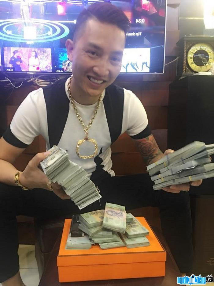 Huấn Hoa Hồng tên khai sinh là Bùi Xuân Huấn. Huấn được mọi người biết đến vào khoảng năm 2015 và nhanh chóng trở thành một hiện tượng mạng. Trên trang cá nhân, Huấn tự giới thiệu là tổng giám đốc công ty chuyên cho vay - cầm đồ tại Sài Gòn.