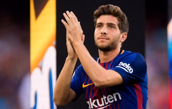 M.U chốt giá, sẵn sàng chiêu mộ sao Barca: Nhật báo Don Balon (Tây Ban Nha) khẳng định Sergi Roberto đang không hài lòng với việc đội bóng chủ quản Barca mua Paulinho từ Quảng Châu Hằng Đại với giá 36,5 triệu bảng (40 triệu euro).