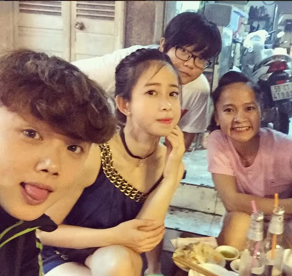 Hot girl Taekwondo xuống phố cùng bạn bè.