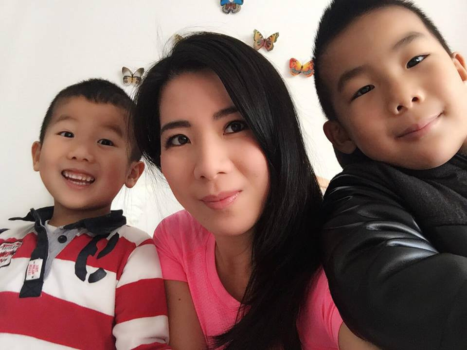 Hai con trai của Mỹ Phụng cũng rất có năng khiếu xiếc. Các con thường cùng cô tập luyện và dần dần có những buổi biểu diễn thành công.