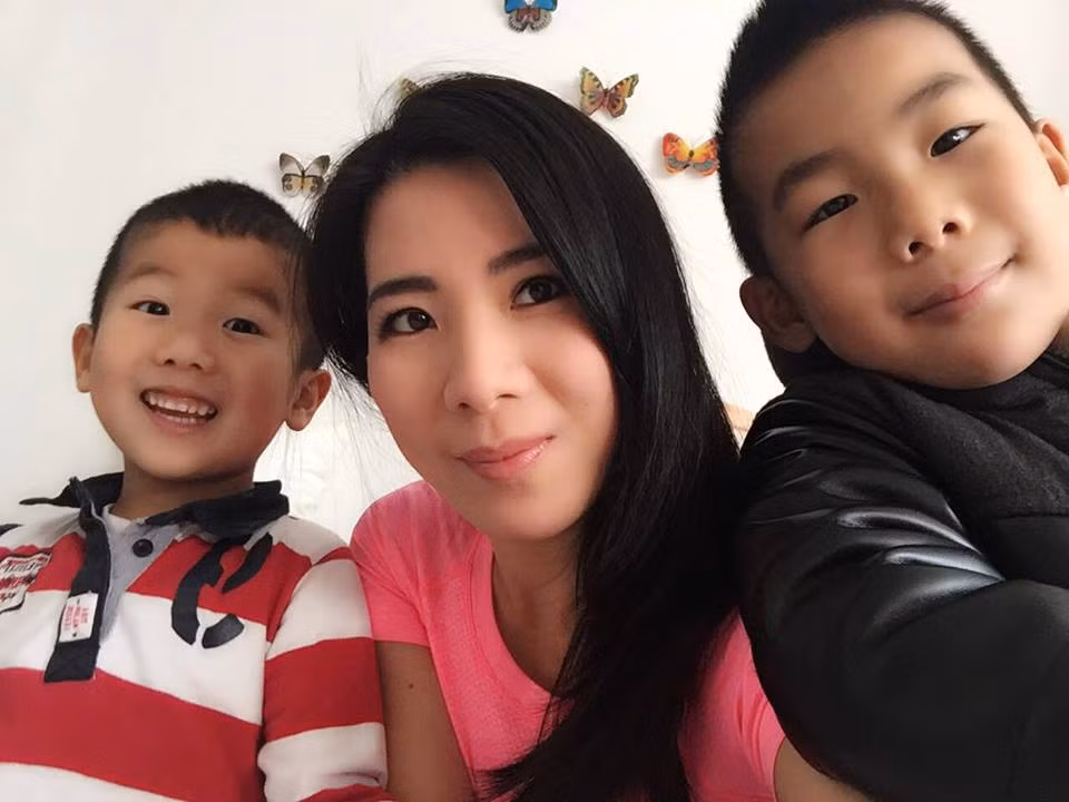 Hai con trai của Mỹ Phụng cũng rất có năng khiếu xiếc. Các con thường cùng cô tập luyện và dần dần có những buổi biểu diễn thành công.