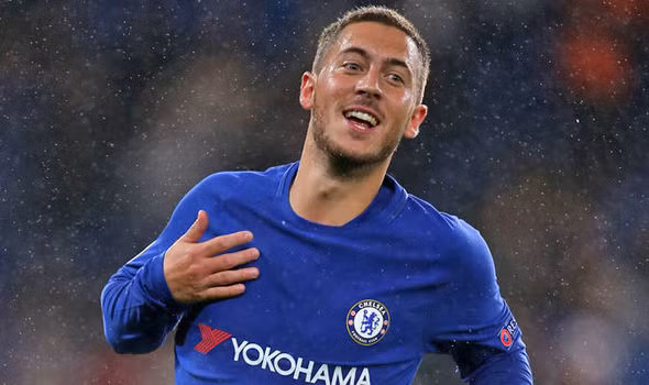 Eden Hazard gia hạn hợp đồng với Chelsea: TMW cho hay, Eden Hazard chuẩn bị đặt bút ký gia hạn với Chelsea, cũng là cách để The Blues "chặn cửa" không cho Real Madrid không ve vãn thêm nữa. Hazard là cầu thủ ưa thích của thuyền trưởng Zidane nên liên tục được đồn đại nằm trong tầm ngắm của Nhà trắng. Ảnh: TMW