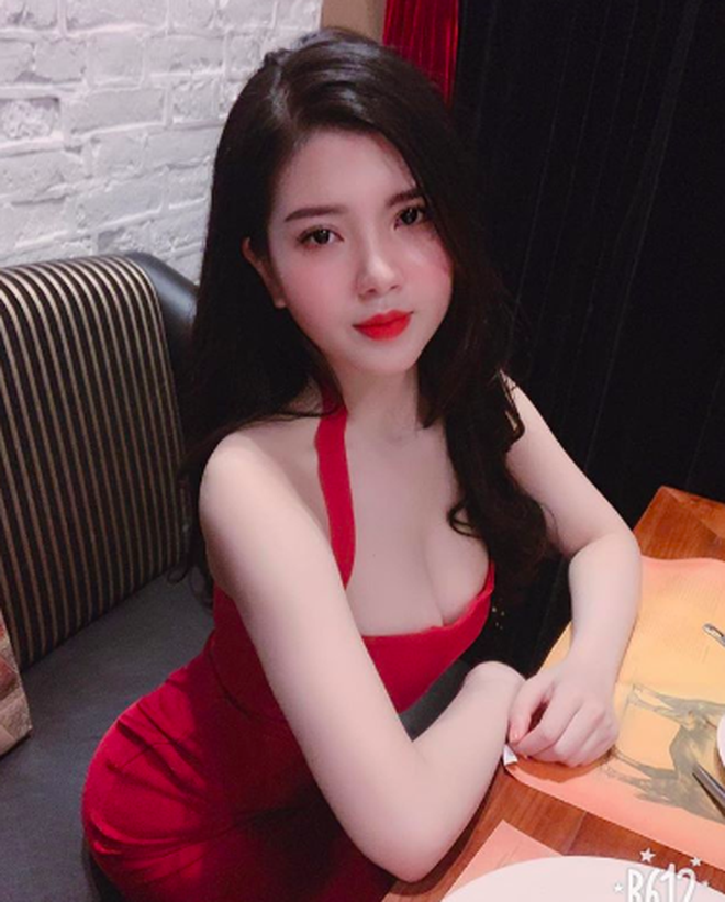 9 độ C mà vẫn mặc váy ngắn, lại còn lái xe máy nữa cô nàng này quả thật là "siêu nhân". Bên cạnh đó, cũng có ý kiến cho rằng cô nàng này cố tình mặc vậy trong mùa đông để gây sự chú ý hay câu like.