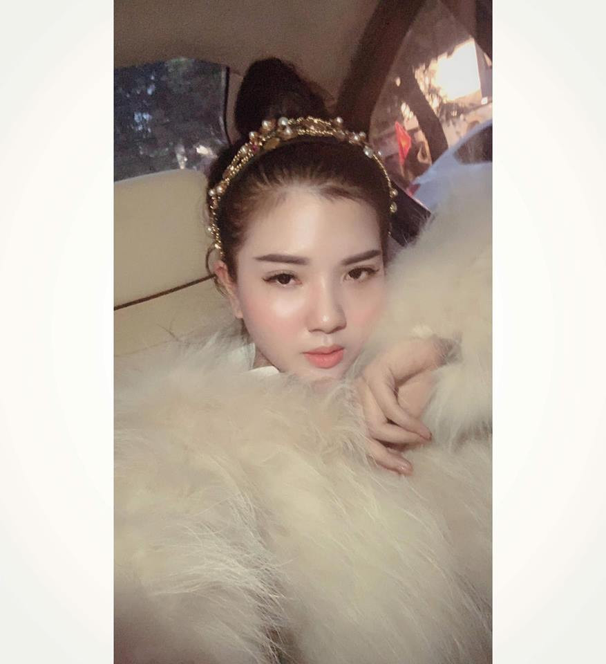 Theo Thanh Thảo cho biết, nếu xem kĩ bức ảnh thì các bạn sẽ thấy ở góc, một người phụ nữ cũng đang mặc trang phục mùa hè.