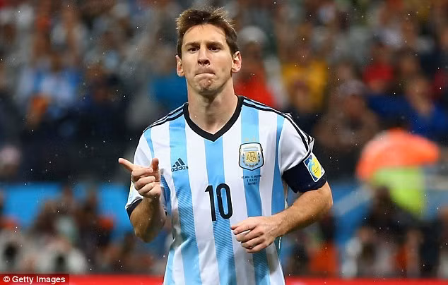 Có thể nhận thấy rằng, khi lên tuyển Messi hoàn toàn khác với khi ở CLB. Khi ở CLB, cầu thủ này là trung tâm của toàn đội bóng. Nhưng với ĐT Argentina, Messi là một thành ngôi sao trong một dàn sao.